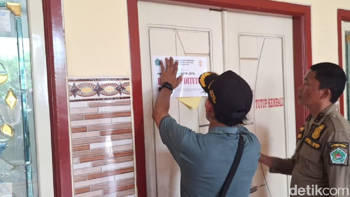 Penyegelan karaoke Moga Jaya di Kelurahan Kolpajung, Pamekasan