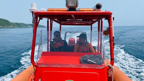 Petugas Kantor Pencarian dan Pertolongan Denpasar mencari keberadaan Ansori, pria asal Probolinggo yang hilang terseret ombak di perairan Pantai Pandawa, Sabtu (16/11/2024). (Foto: Dok. Tim SAR Denpasar)