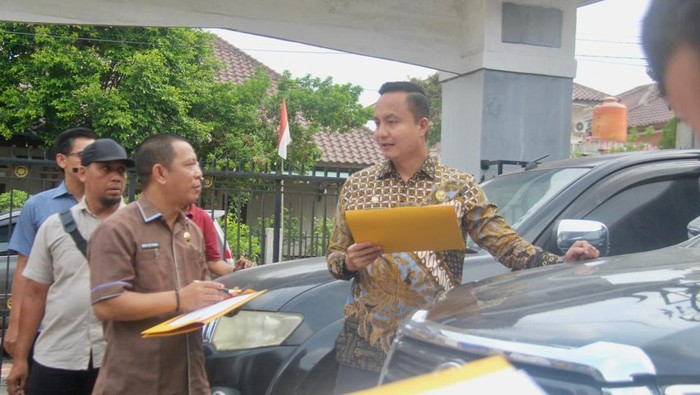 Pj Bupati OKU kembali periksa kendaraan dinas di DPRD OKU.