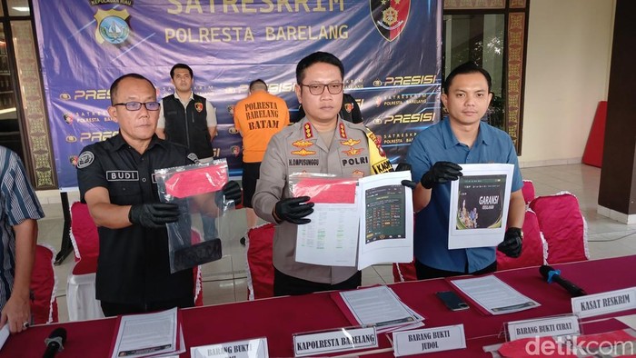 Polisi di Batam tangkap seorang marketing judi online. (Foto: Alamudin Hamapu/detikSumut)