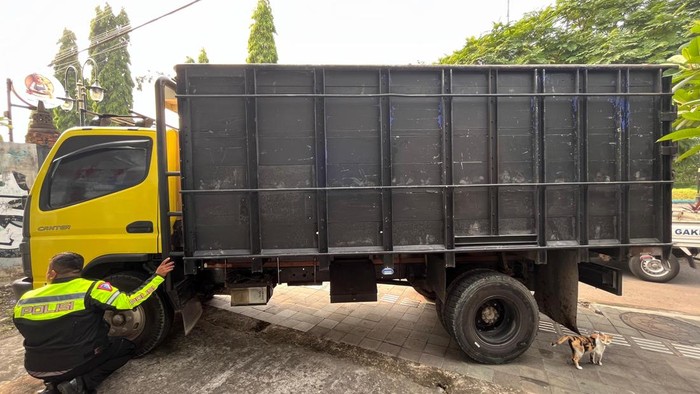 Polisi memeriksa truk yang menyerempet pasutri di Borobudur, Magelang, Sabtu (16/11/2024).
