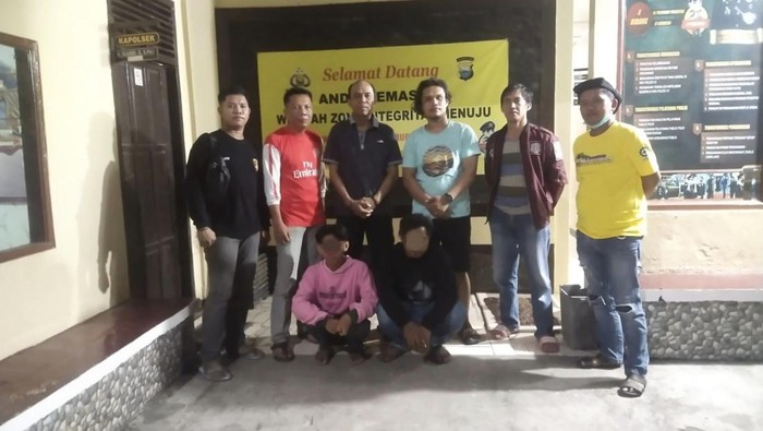 Polisi menangkap 2 pelaku pemalakan dan perusakan mobil melintas di Jalan Poros Jeneponto-Makassar.
