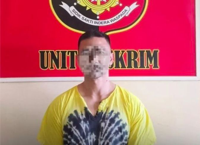 Polisi menangkap pengendara motor yang viral melempar batu ke bus TransJakarta di Lenteng Agung, Jaksel. Pelaku mengaku diserempet sehingga melemparkan batu. (dok Polres Jaktim)