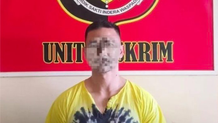 Polisi menangkap pengendara motor yang viral melempar batu ke bus TransJakarta di Lenteng Agung, Jaksel. Pelaku mengaku diserempet sehingga melemparkan batu. (dok Polres Jaktim)