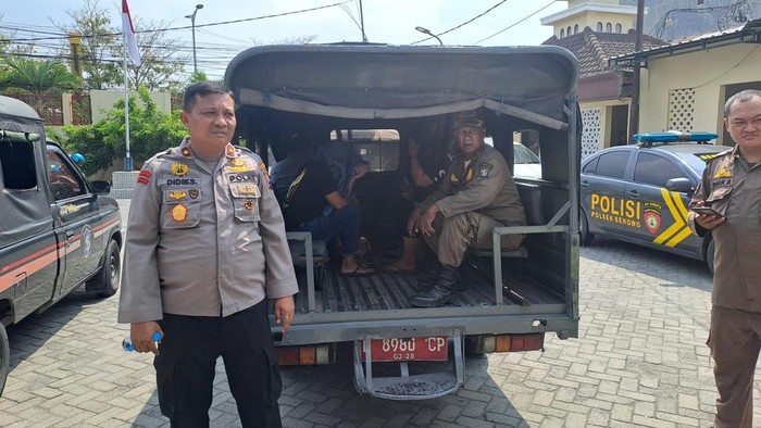 Polisi mengamankan 12 perempuan yang disekap di sebuah rumah di Surabaya dijanjikan jadi LC.