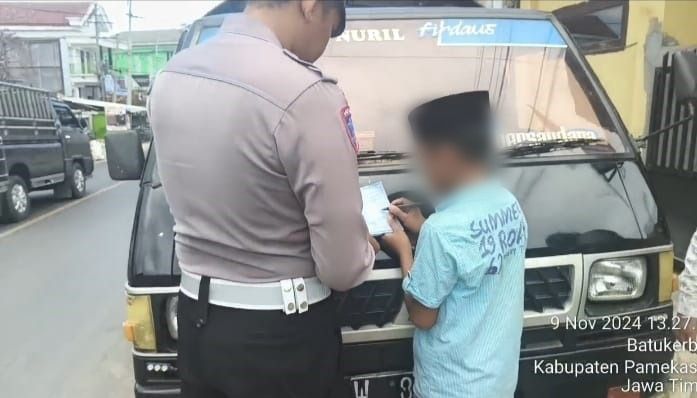 Polisi menilang bocah yang viral sopiri pikap muat rombongan puluhan teman-temannya di Pamekasan.