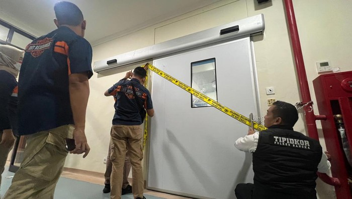 Polisi menyegel alat kedokteran Modular Operating Theater (MOT).