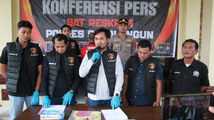 Polisi saat merilis penangkapan kakek yang mencabuli anak tetangga berusia 4 tahun di Sarolangun, Jambi