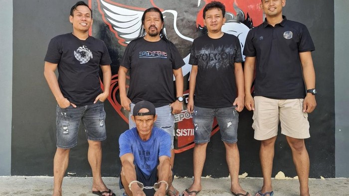 Polres Jeneponto menangkap Baharuddin bin Simo (43) yang menganiaya istrinya menggunakan parang.