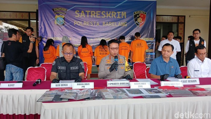 Polresta Barelang menangkap 6 pelaku penempatan PMI ilegal di Batam. (Foto: Alamudin Hamapu/detikSumut)