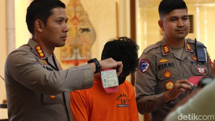 Polresta Sleman jumpa pers kasus tabrak lari menewaskan seorang pria di Ring Road Utara Sleman, Sabtu (16/11/2024).