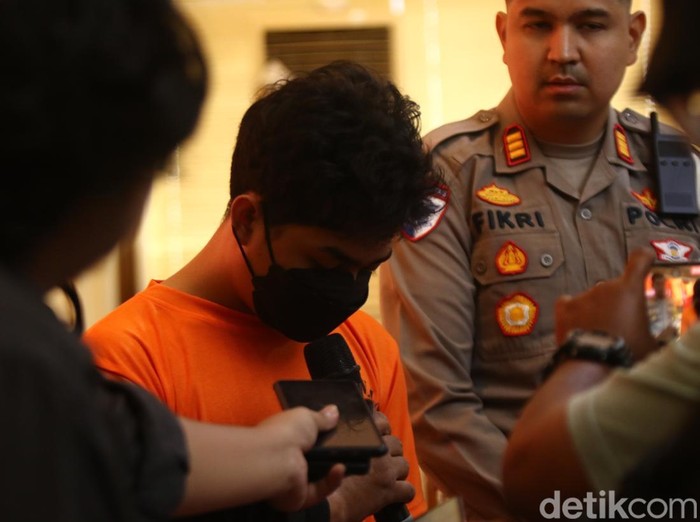 Polresta Sleman jumpa pers kasus tabrak lari menewaskan seorang pria di Ring Road Utara Sleman, Sabtu (16/11/2024).