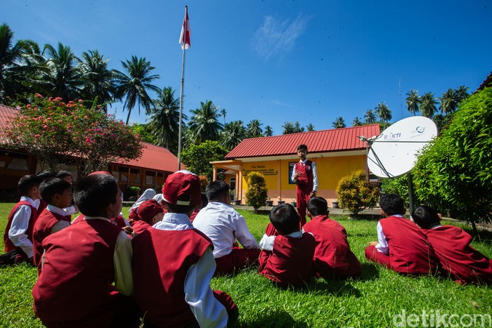 Muhammad Gunawansyah (11) membacakan cerita di SDN 005 Lembah Rewak, Jemaja, Anambas, Senin (4/11/2024).