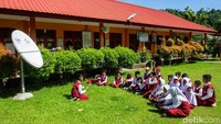 Diketahui SDN 005 Lembah Rewak mendapatkan fasilitas internet gratis dari Bakti Komdigi yang membuat para siswa bisa mencari bahan belajar di dunia maya dan tak lagi terpaku dengan buku.