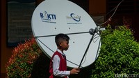 Muhammad Gunawansyah (11) membacakan cerita di SDN 005 Lembah Rewak, Jemaja, Anambas, Kepulauan Riau, Senin (4/11/2024).