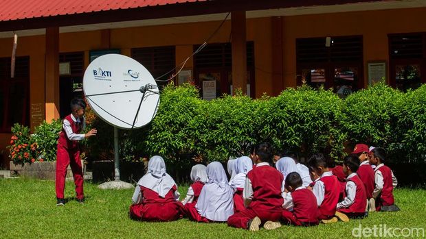 Muhammad Gunawansyah (11) membacakan cerita di SDN 005 Lembah Rewak, Jemaja, Anambas, Senin (4/11/2024).