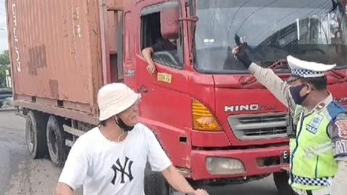 Pria ngaku Brimob kawal truk tantang petugas lantas berkelahi