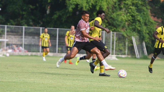 PSBS Biak menang 8-1 lawan Bali Bulldogs FC dalam laga uji coba di Stadion Gelora Samudera.