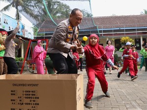 Momen Bahagia Siswa TK-SD Saat Disambangi Kapolresta Malang Kota