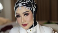 Reza meluruskan bahwa berlian yang ia berikan kepada rekan investasi bisnis berliannya itu asli. Nilainya bahkan mencapai Rp 150 miliar! Foto: Instagram rezaartameviaofficial