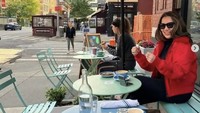 Liburan Reza ke New York tahun lalu juga untuk menghadiri acara wisuda kuliah Zahwa Massaid. Selain itu, Reza Artamevia sempatkan nikmati kopi di coffee shop Bluestone Lane. Foto: Instagram rezaartameviaofficial