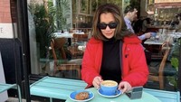 Daughters POV, tulis Reza di keterangan foto. Ia terlihat begitu menikmati momen minum kopi dan makan pastry. Foto: Instagram rezaartameviaofficial