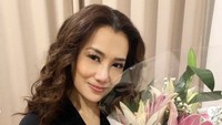Ini senyum bahagia Reza Artamevia saat menerima kejutan kue ulang tahun dari anak-anak dan keluarganya pada 2020. Foto: Instagram rezaartameviaofficial