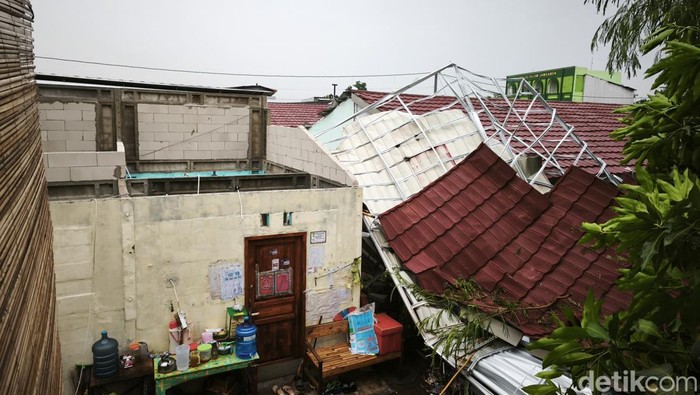 Rumah rusak akibat puting beliung di perumahan relokasi Kelurahan Mojo, Kecamatan Pasar Kliwon, Kota Solo, Sabtu (16/11/2024).