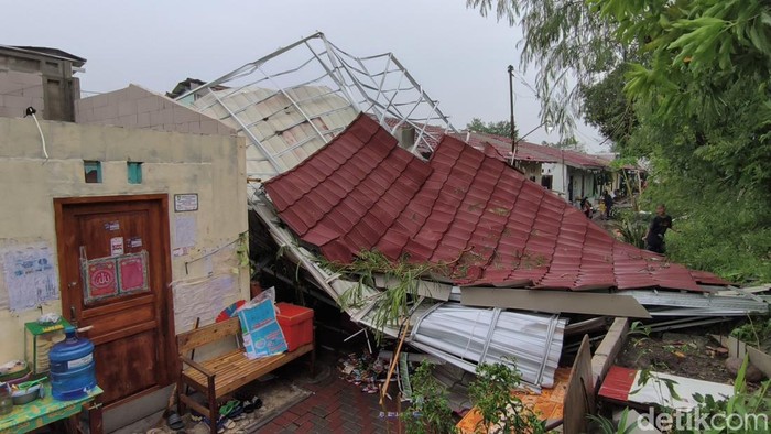 Rumah rusak akibat puting beliung di perumahan relokasi Kelurahan Mojo, Kecamatan Pasar Kliwon, Kota Solo, Sabtu (16/11/2024).