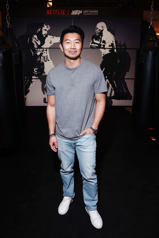 Tampilan yang lebih kasual menemani aktor Simu Liu. Pemain Shang-Chi ini bergaya dengan kaus abu-abu dan jeans biru. (Foto: Matt Winkelmeyer/Getty Images for Netflix)