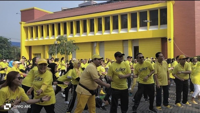 Senam pagi yang digelar dalam rangka HUT ke-60 Golkar di Surabaya.