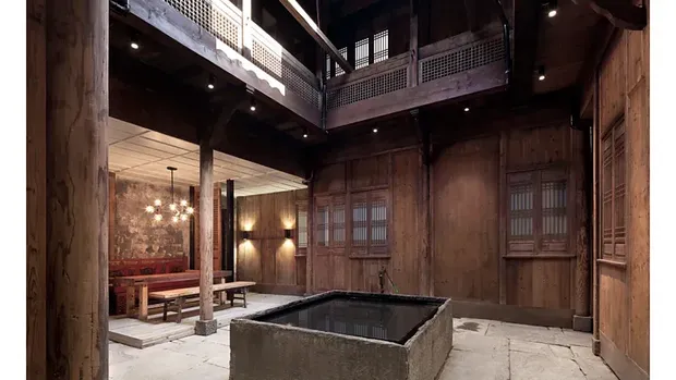 Skywell di salah satu hotel dengan arsitektur rumah tradisional China