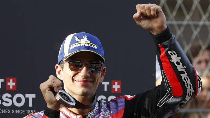 Third placed Spains rider Jorge Martin of the Prima Pramac Racing celebrates with his medal after the MotoGP sprint race ahead of Sundays Grand Prix of Barcelona at the Catalunya racetrack in Montmelo, just outside of Barcelona, Spain, Saturday, Nov. 16, 2024. (AP Photo/Joan Monfort)