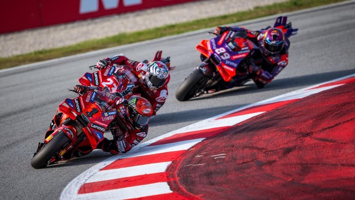 BARCELONA, SPAIN - NOVEMBER 16: Francesco Bagnaia of Italy and Ducati Lenovo Team wins the Sprint race in front of Enea Bastianini of Italy and Ducati Lenovo Team and Jorge Martin of Spain and Prima Pramac Racing during the MotoGP Motul Solidarity Grand Prix of Barcelona Sprint race at Circuit de Barcelona-Catalunya on November 16, 2024 in Barcelona, Spain. (Photo by Steve Wobser/Getty Images)