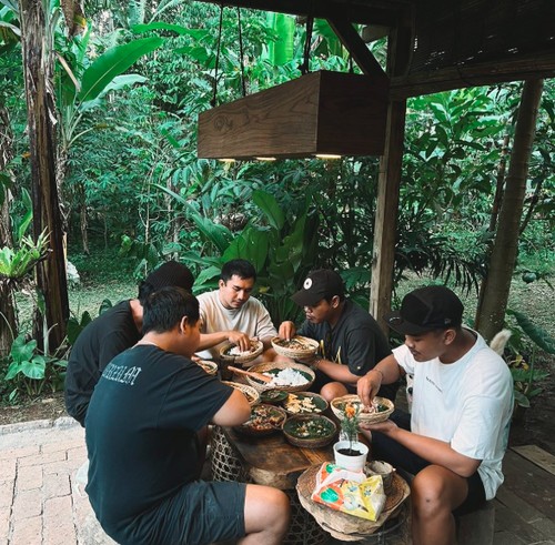 Suasana makan di Standar Lokal Urutan Babi Asap. (Tangkapan layar Instagram resmi @standarlokal)