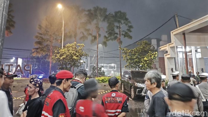 Suasana para pendukung yang sedang meneduh di area dekat lobby hotel