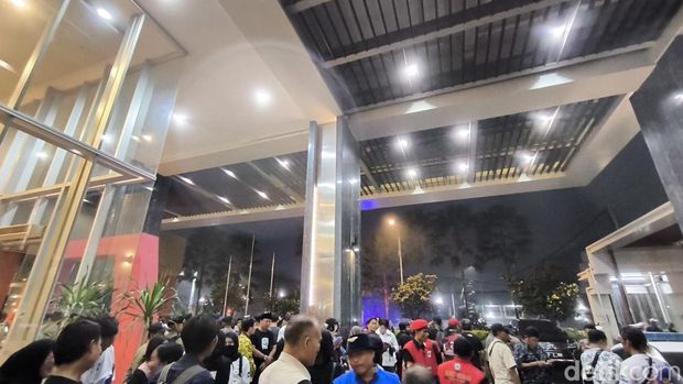 Suasana para pendukung yang sedang meneduh di area dekat lobby hotel