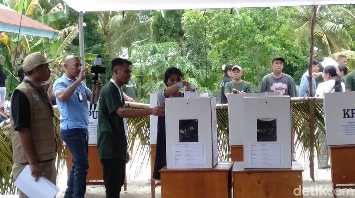 Suasana simulasi pungut-hitung suara Pilkada Serentak di TPS 02, Kelurahan Naioni, Kecamatan Alak, Kota Kupang, NTT, Sabtu (16/11/2024). (Foto: Simon Selly/detikBali)