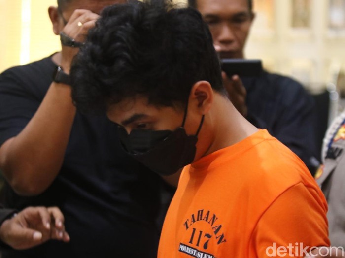 Tampang mahasiswa berinisial MAT, pelaku tabrak lari yang menewaskan pejalan kaki di Ring Road Sleman, Sabtu (16/11/2024).