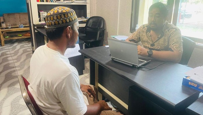 Tersangka Romadhan (40) dilakukan pemeriksaan oleh Polairud Polda Sumsel.