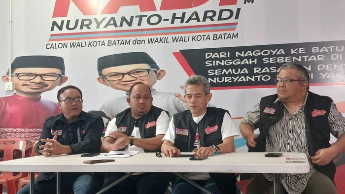 Tim pemenangan Nuryanto-Hardi Saat menyampaikan keterangan.(Alamudin)