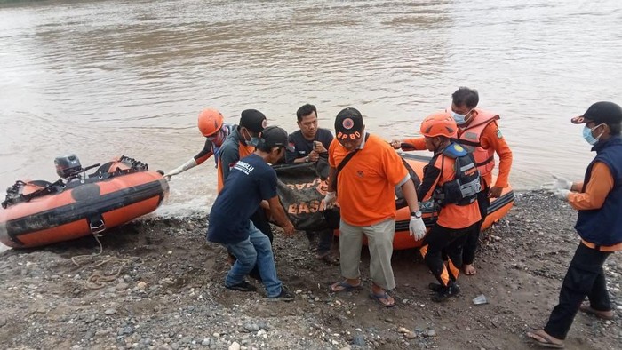 Tim SAR saat mengevakuasi jasad Bujang yang tenggelam di Sungai Batanghari, Tebo, Jambi
