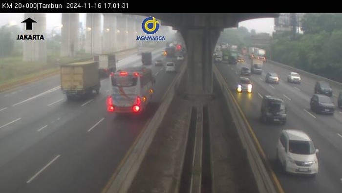 Truk boks mengalami kecelakaan di Tol Jakarta-Cikampek (Japek) Km 20. Lalu lintas menuju Cikampek dilaporkan terjadi kepadatan kendaraan. (dok BPJT PUPR)