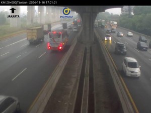 Ada Truk Terguling di 2 Titik Tol Japek, Lalin Arah Cikampek Macet