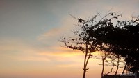Keindahan Pantai Gunung Geder diantara sunset dan indahnya panorama alam.