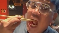 Sesekali Uya Kuya pergi ke Amerika Serikat untuk menjenguk anaknya, Cinta Kuya, yang bersekolah di sana. Makan di restoran Jepang dilakukan Uya Kuya bersama keluarganya di sana. Foto: Instagram/king_uyakuya