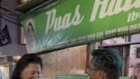 Uya Kuya yang sukses menjadi selebriti hingga akhirnya menjadi politikus ini tak pernah melupakan rakyat kecil. Ia tak sungkan menyambangi warung nasi uduk di kawasan Kebon Kacang. Foto: Instagram/king_uyakuya
