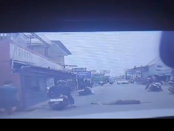 Video seorang wanita tiba-tiba seperti lompat dan tergeletak di kawasan Kencana, Kecamatan Tanahsareal, Kota Bogor, Jawa Barat, viral di media sosial. Wanita tersebut tergeletak di tengah jalan. (dok istimewa)