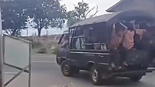 Viral pikap dinaiki bocah SD Pamekasan muat rombongan teman-temannya yang berbaju Pramuka.