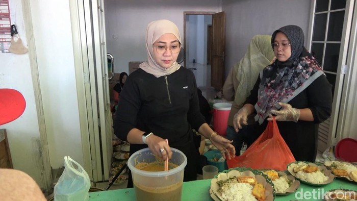 Warung Sedekah Lamongan yang memberikan makanan gratis setiap Jumat, didirikan oleh Alfiyah Novi Yanti.